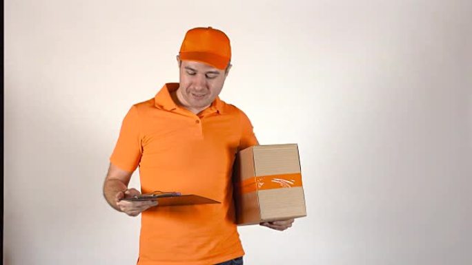 穿着橙色制服的快递员送包裹。浅灰色背景，全高清工作室拍摄