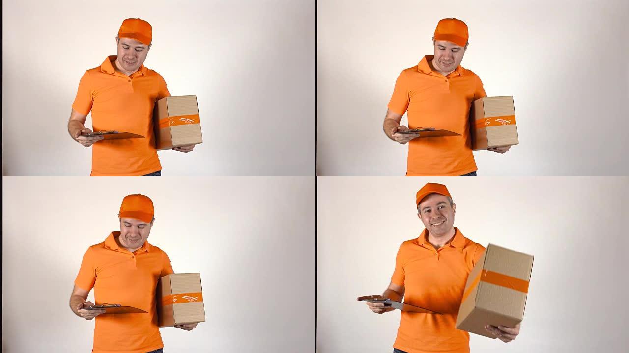 穿着橙色制服的快递员送包裹。浅灰色背景，全高清工作室拍摄