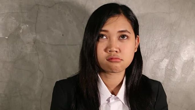 办公室肖像年轻的亚洲女商人愤怒的脸对着镜头。