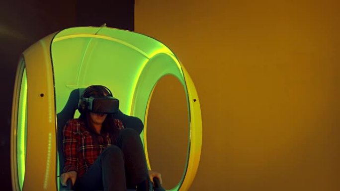 年轻女子坐在互动移动椅子上体验虚拟现实