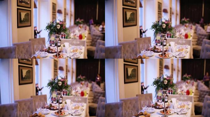 餐厅里漂亮的婚礼桌，桌上摆着鲜花