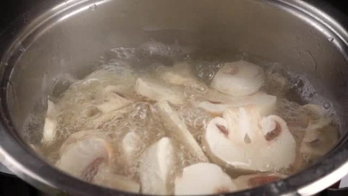 将切碎的蘑菇倒入锅中，煮沸的汤，缓慢的moti