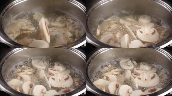 将切碎的蘑菇倒入锅中，煮沸的汤，缓慢的moti