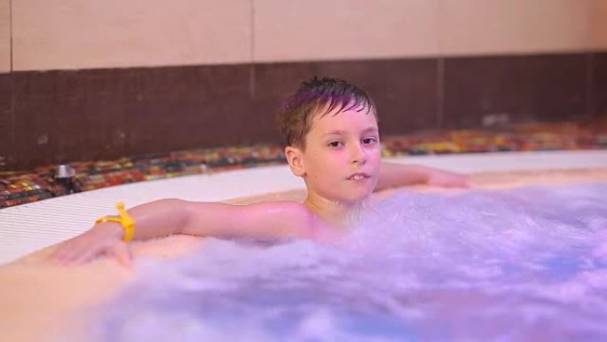 男孩在热水浴缸里放松