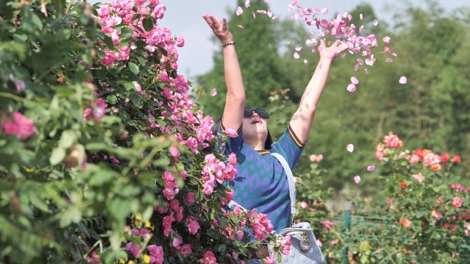 女人撒花瓣