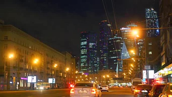 莫斯科街头交通和夜间的 “莫斯科市” 商业区摩天大楼