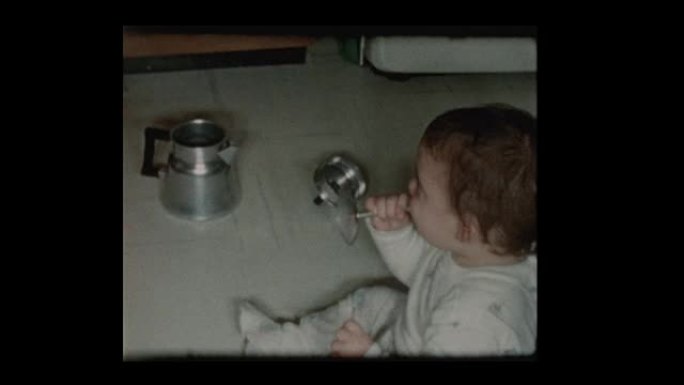 1960男婴玩古董咖啡渗滤器