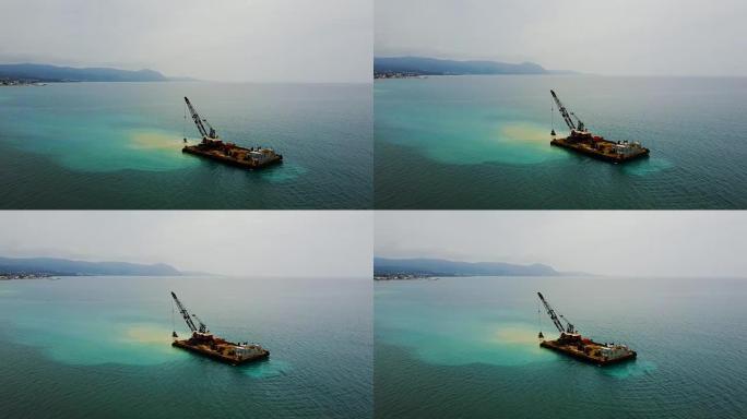 驳船用钢包从海底提起沙子。无人机的风景照片。地中海。塞浦路斯
