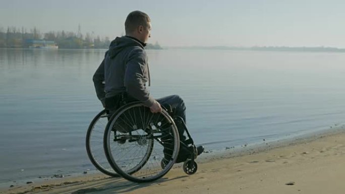 坐在轮椅上的残障人士，对未来失去了信心