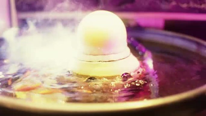 在锦鲤碗上蒸水晶球