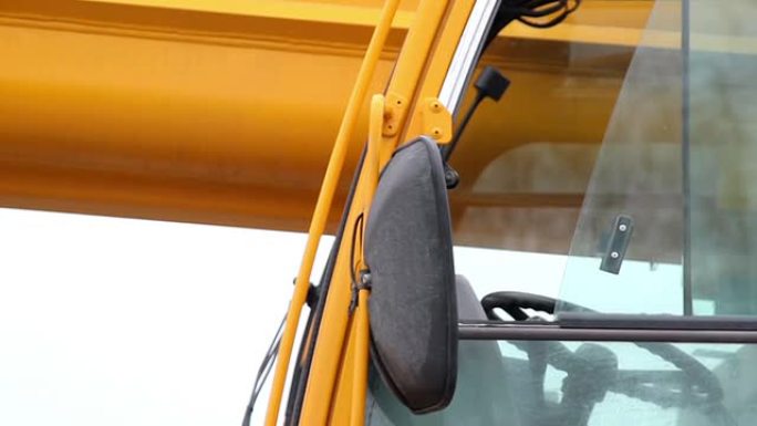 黄色建筑卡车头舱的侧镜