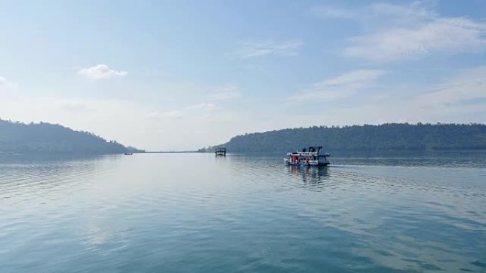 老挝南恩古姆湖的乘船旅行。