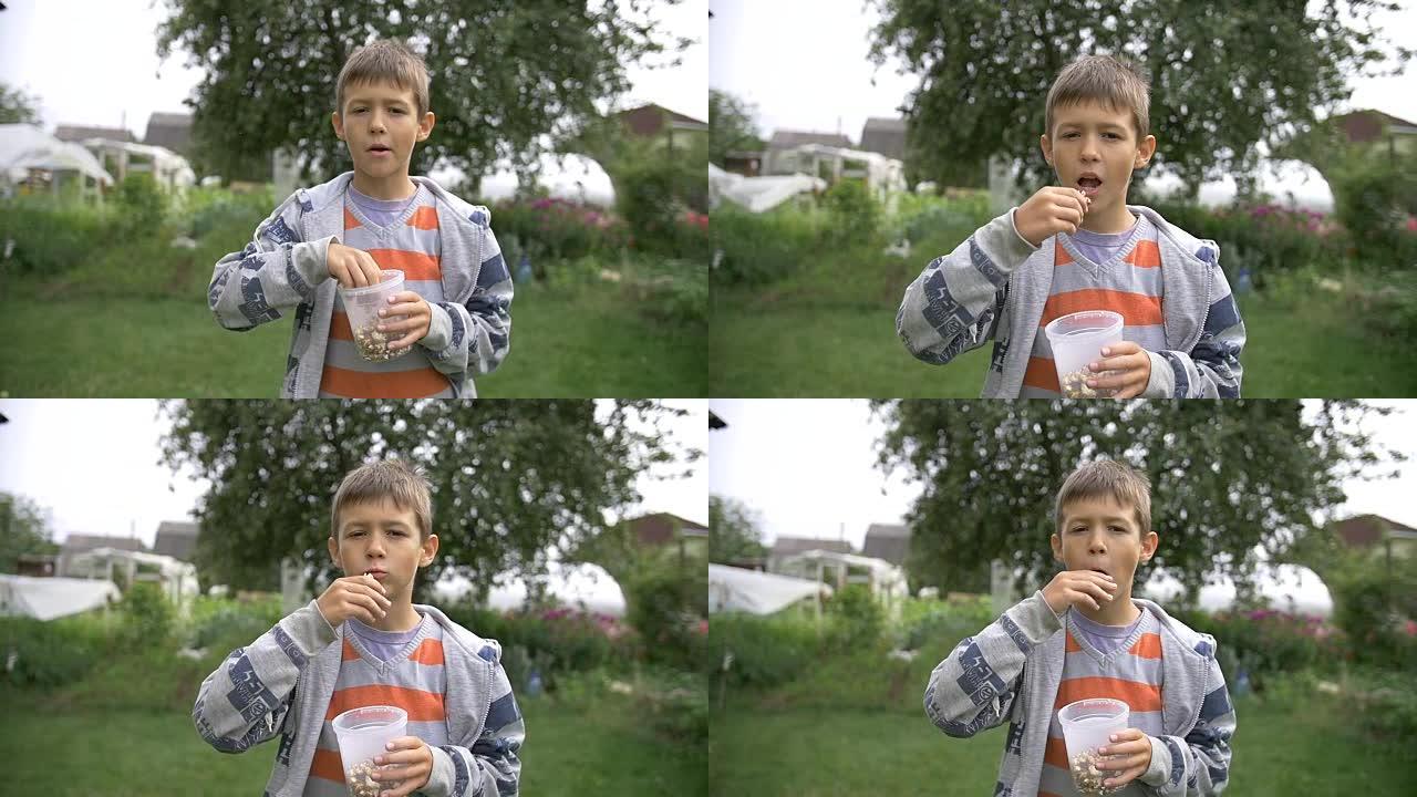 男孩在户外吃爆米花，慢动作