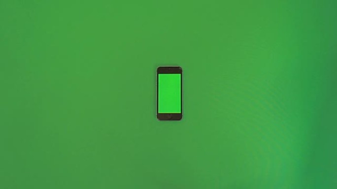智能手机在绿色屏幕上点击手势。垂直