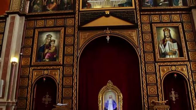 埃及，沙姆沙伊赫——2016年11月30日:科普特教堂内的圣像和祭坛