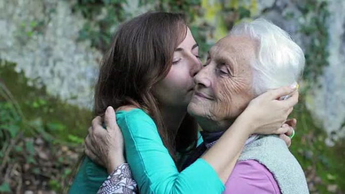祖母和爷爷互相拥抱充满爱和感情