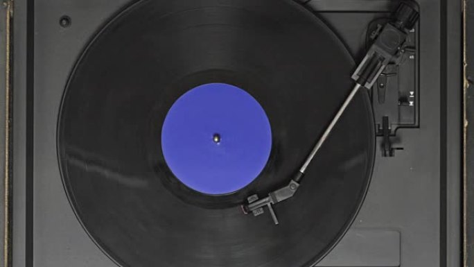 转盘和黑胶唱片的俯视图。