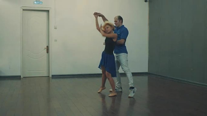 一对夫妇在大厅里跳舞