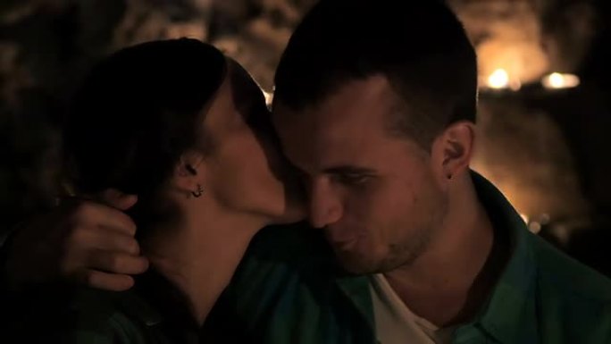 恋爱中的年轻夫妇在烛光下接吻