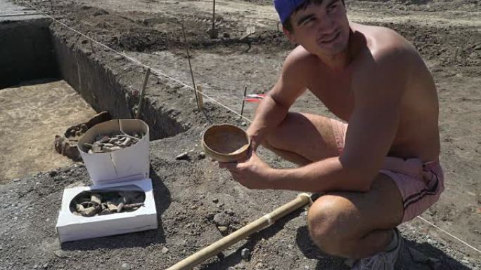 考古学家在亚速市展示了真正发现的金帐汗国古代碗