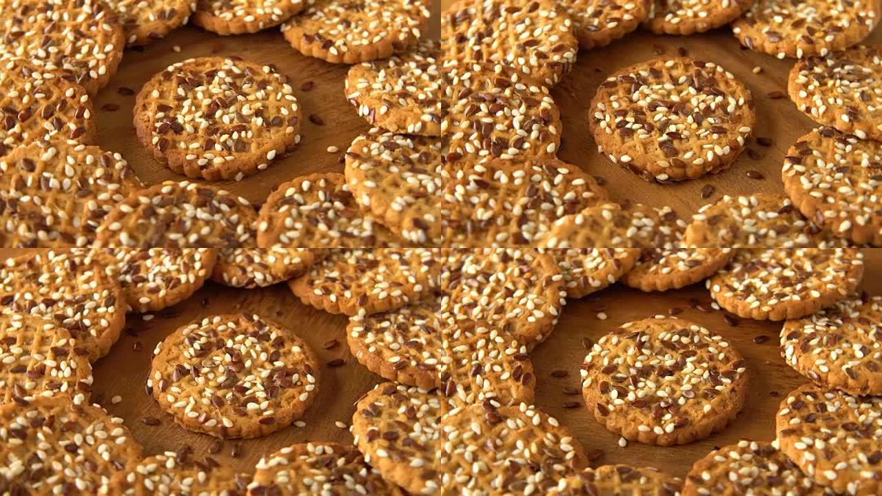 美味可口的新鲜出炉的自制饼干在木板上旋转。循环