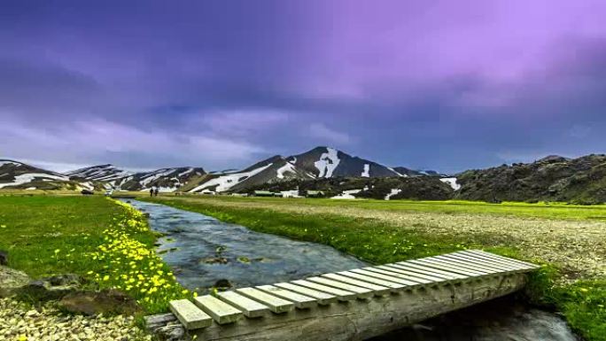 全高清延时。Landmannalaugar-热流流经凝固的熔岩流和周围山脉之间的平坦山谷，用彩色墨水