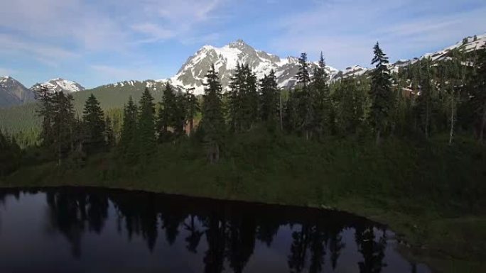 从高木湖上的空中升起，展示夏季Shuksan山的雪峰