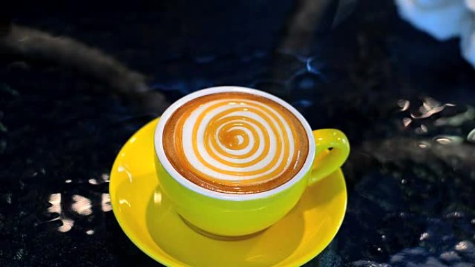 咖啡师装饰拿铁艺术咖啡的顶面