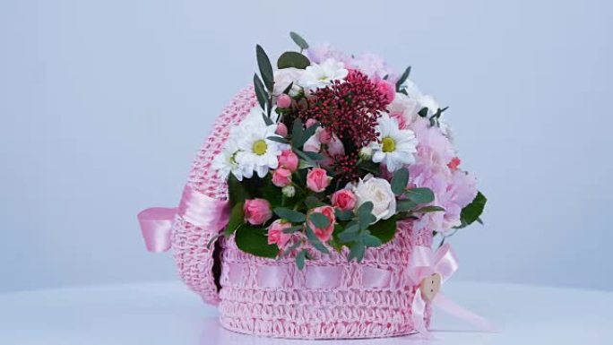 花朵，花束，白色背景上的旋转，花卉组成由绣球花，菊花百加得，玫瑰lydia，玫瑰pion形，桉树组成