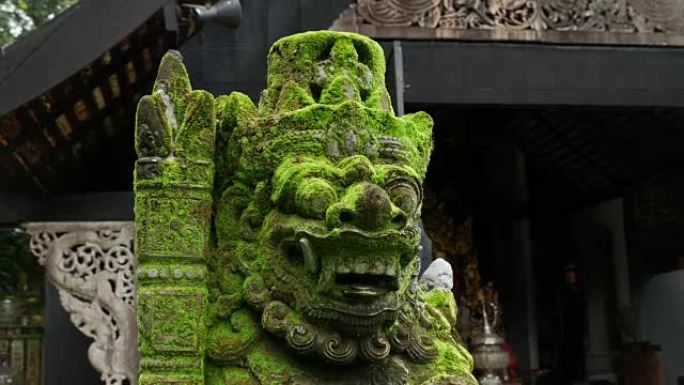 印度教寺庙里巴厘岛雕刻的拉卡萨石像。