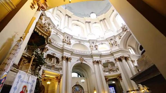 利沃夫天主教大教堂内美丽的古老哥特式建筑风格。