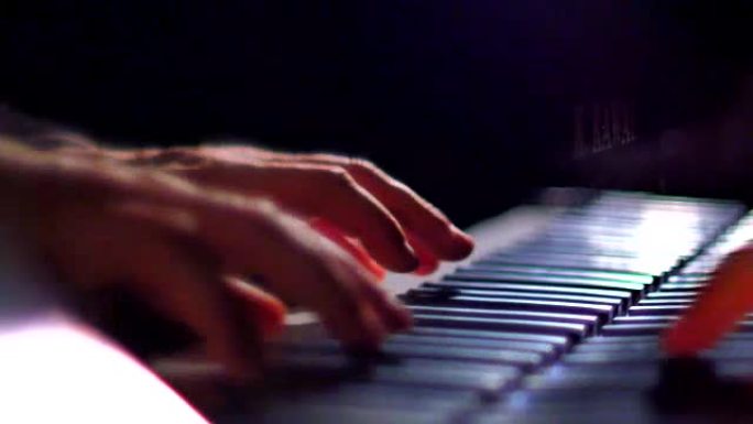 有才华的表演音乐家演奏三角钢琴的电影宏观镜头
