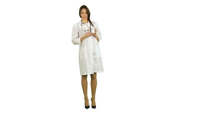 漂亮的女医生在白色背景上为相机描述和广告药丸