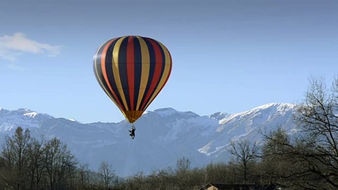 飞越山脉的热气球