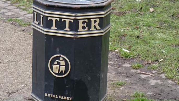 皇家公园里的黑色垃圾罐
