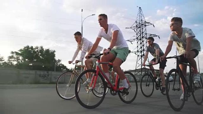 一群骑自行车的人在路上骑固定齿轮的自行车，稳定地射击，慢动作