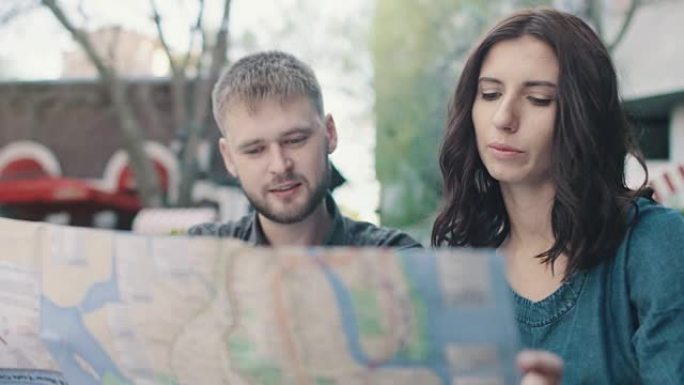 夫妇在地图上搜索