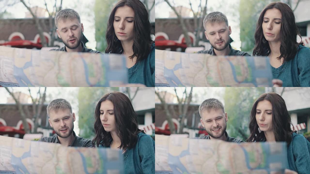 夫妇在地图上搜索