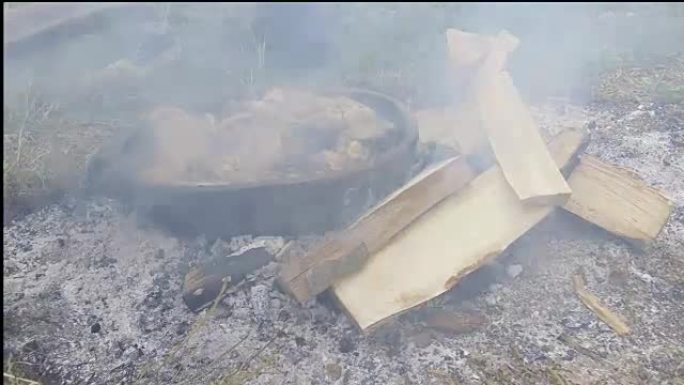 在土锅中烹饪食物