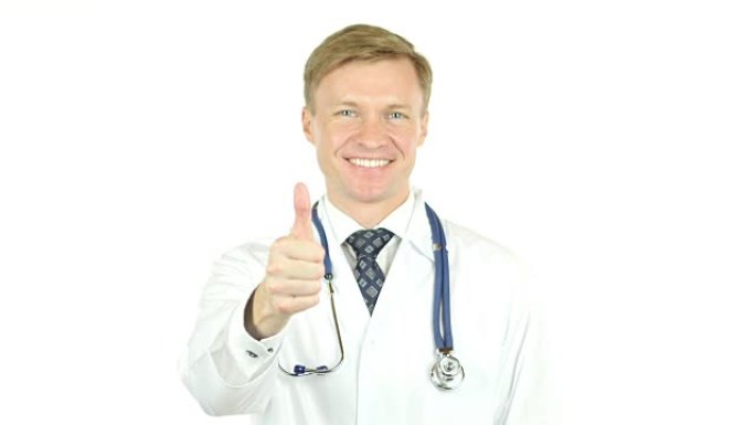 微笑的医生竖起大拇指，在白色背景上做成功的手势