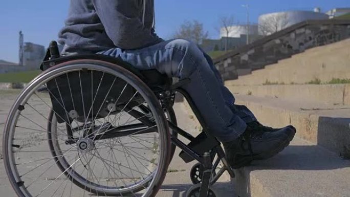 轮椅上的残疾人不能克服障碍，轮椅的台阶，轮椅上的残疾人卡住，移动困难