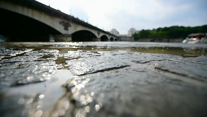 在一周的洪水中，塞纳河水位在30年高位后降至正常水平