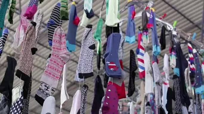 服装市场，夏季土耳其市场的袜子挂在绳子上