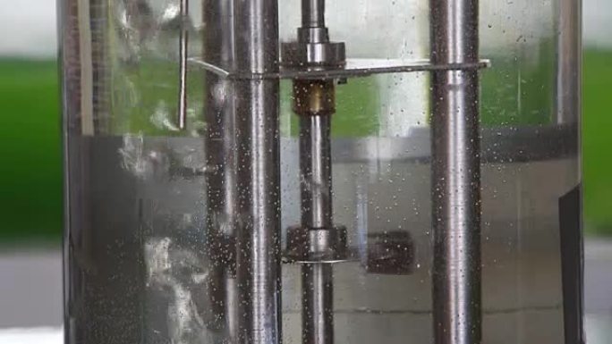 实验室生物反应器在行动中垂直平移