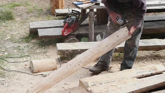 木匠用研磨机打磨木材