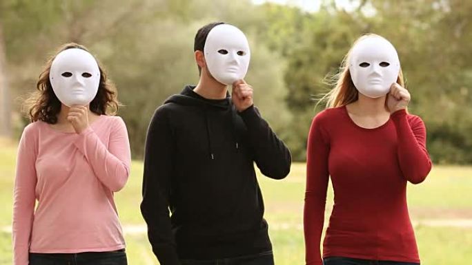 三个戴着面具的年轻人
