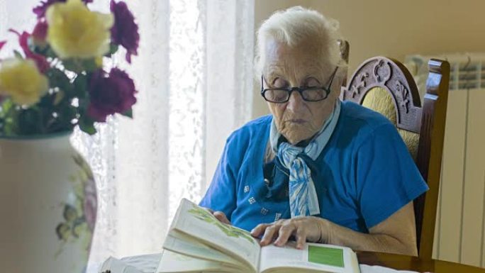 老年妇女读植物学书