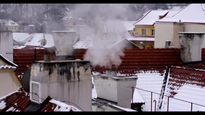 冬天布拉格的屋顶。下雪天
布拉格街道的旅游景观。