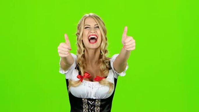 穿着巴伐利亚服装的女人笑着竖起大拇指。绿屏
