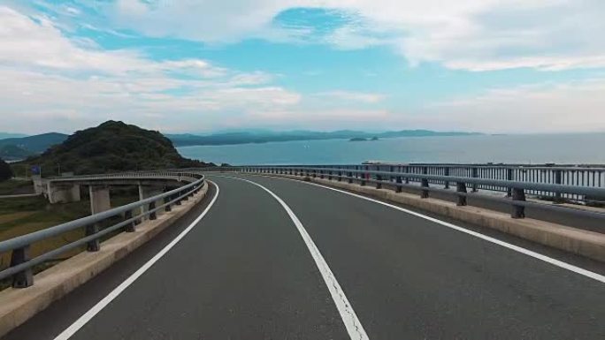 在海洋 “Tsunoshima桥” 上空空旷直路的驾驶镜头